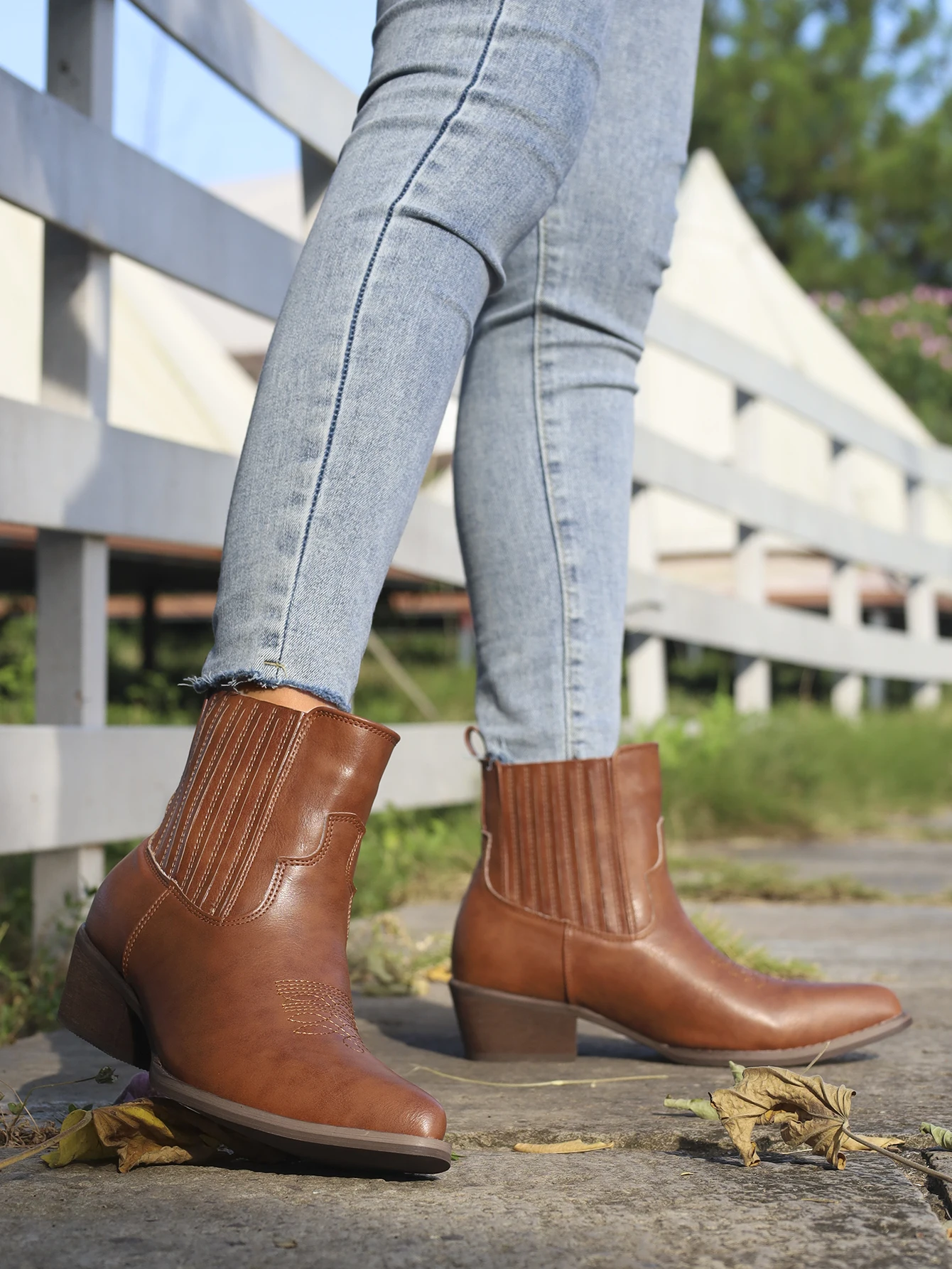 Novo estilo feminino moda feminina bico fino salto quadrado plano botas de cowboy ocidentais