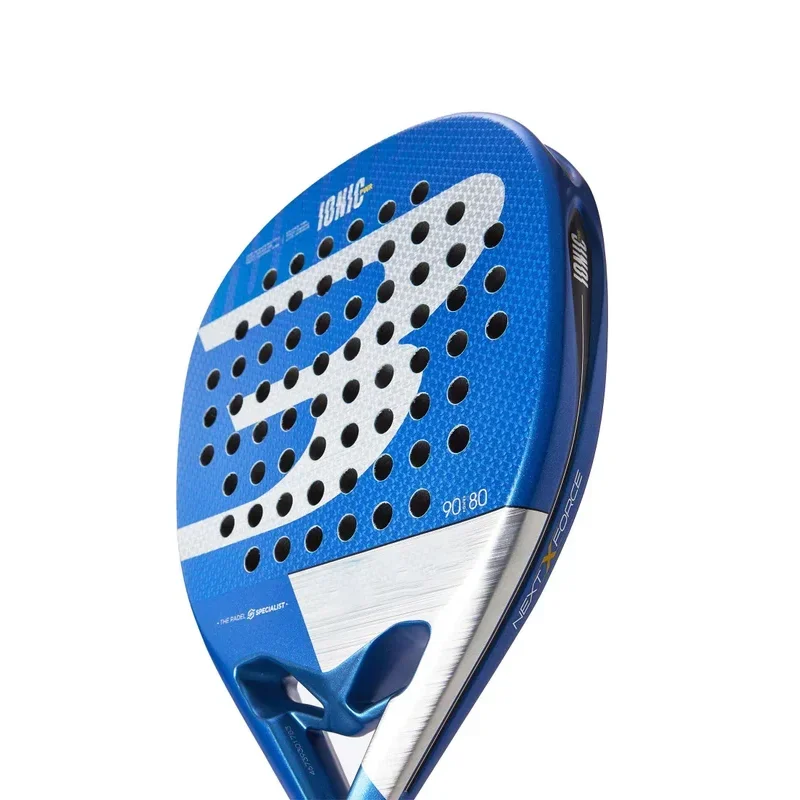 Raquete Padel Iônica PWORE 2023 Azul |   Superfície de fibra de carbono |   Núcleo de EVA |   Equilíbrio Óptimo de Poder e Controle |   Design leve