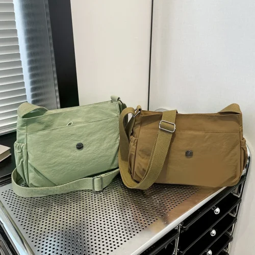 Bolsa transversal feminina grande e espaçosa, elegante, em nylon cor boi, com uma única alça, casual, versátil, para uso diário e à prova d'água.