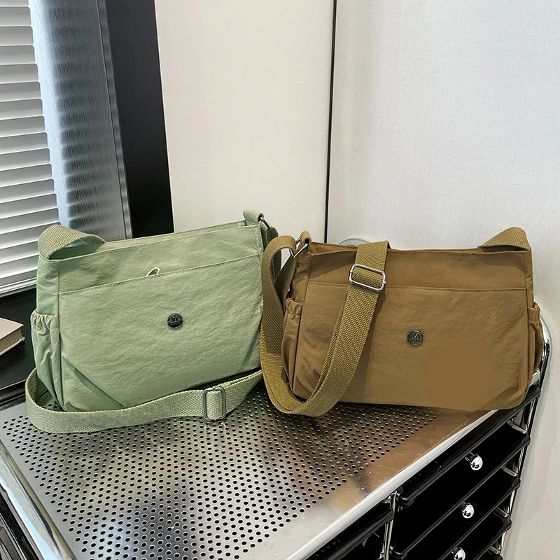 Bolsa transversal feminina grande e espaçosa, elegante, em nylon cor boi, com uma única alça, casual, versátil, para uso diário e à prova d'água.