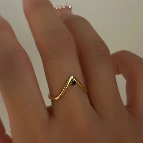 Daseiin verão novo design moderno polido em forma de v preto zircão cnc anel ins na moda 18k banhado a ouro jóias de aço inoxidável feminino