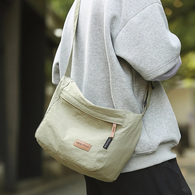 Bolsa transversal de nylon estilo japonês casual de grande capacidade, impermeável, para homens e mulheres jovens.