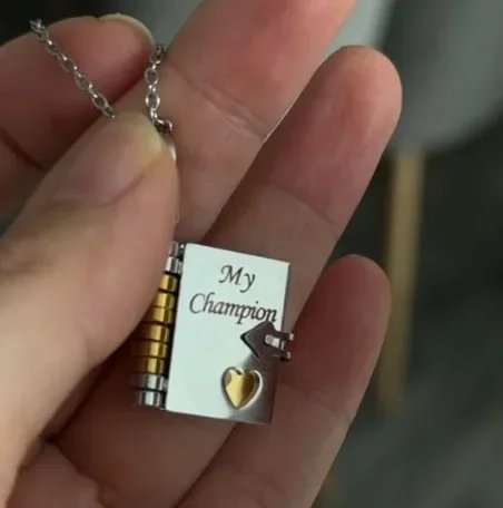 Colar de aço de titânio livro gravura transfronteiriça não-desvanecimento campeão copywriter para sentimento high-end da carta do filho