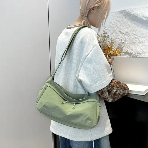 Nova Bolsa de Ombro Fena em Lona Nylon da Leve Estilo Casual Versátil Tamanho Médio com F de Zíper
